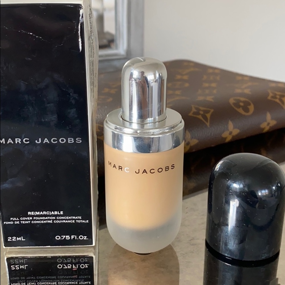Marc Jacobs remarcable foundation beige 33